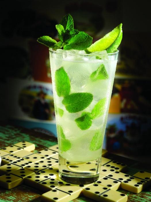 Hogyan lehet alkoholtartalmú mojitos otthon: egy egyszerű recept