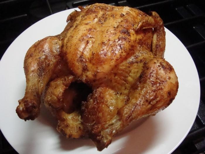 Részletek arról, hogyan készítsünk egész csirkét a sütőben