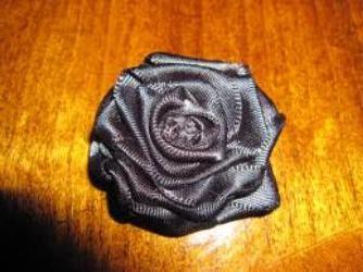hogyan készíts egy rózsát egy szatén szalagról