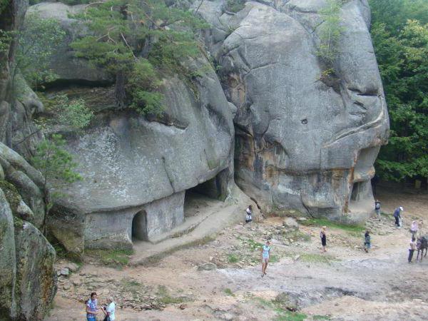 Dovbush Rocks (Ivano-Frankivsk régió): hogyan juthat el, leírás