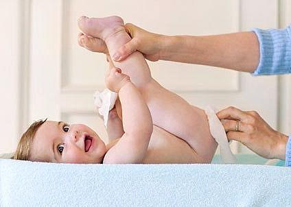 Diaper dermatitis: kezelés, tünetek és betegség okai